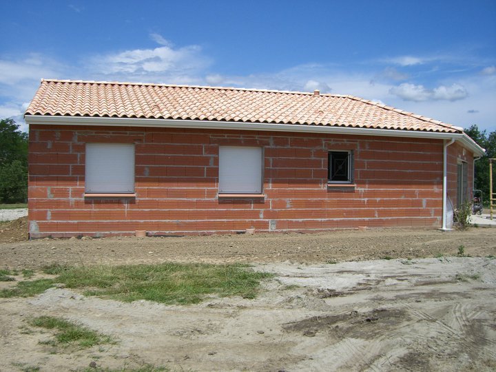 Maison en briques avec gouttières neuves